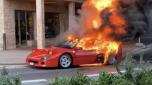 Il bolide è andato a fuoco nel Principato di Monaco nelle immediate vicinanze della casa di Max Biaggi: la povera F40 è stata letteralmente divorata dalle fiamme