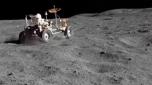 Lastronauta John W. Young sul rover Lrv durante la missione Apollo 16 dellaprile 1972