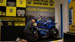 La Yamaha M1 di Welkom e Rossi che evoca l’abbraccio dopo la vittoria