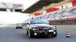 Un’Alfa Romeo 159 dei carabinieri sul circuito del Mugello durante il corso di guida sicura in emergenza