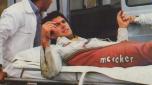 Giacomo Agostini trasportato in barella dopo un volo dalla moto