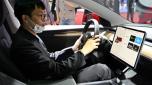 Una Tesla in esposizione al salone di Shanghai dello scorso aprile. Afp