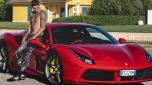 Achille Lauro posa a fianco della Ferrari