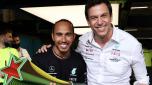 Da sinistra Lewis Hamilton e Toto Wolff felici dopo il trionfo in Brasile