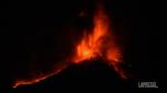 Dal pomeriggio di giovedì 10 febbraio è aumentata l'attività eruttiva del cratere di Sud-Est dell'Etna. Bagliori e ceneri sono visibili anche nelle telecamere di videosorveglianza. A osservare l'attività dell'Etna è l'Ingv di Catania.