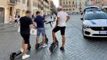 Un controllo sull’uso dei monopattini elettrici in centro a Roma