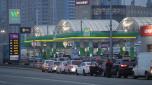 epaselect epa09780269 Cars line up at a gas station in Kiev, Ukraine, 24 February 2022. Russian troops entered Ukraine while the country's President Volodymyr Zelensky addressed the nation to announce the imposition of martial law.  EPA/SERGEY DOLZHENKO