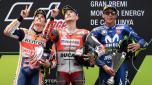 Ducati Team's Spanish rider Jorge Lorenzo (C) celebrates on the podium next to Repsol Honda Team's Spanish rider Marc Marquez (L), second placed, and Movistar Yamaha MotoGP's Italian rider Valentino Rossi (R), third place, after winning the Catalunya MotoGP Grand Prix race at the Catalunya racetrack in Montmelo, near Barcelona on June 17, 2018. / AFP PHOTO / LLUIS GENE