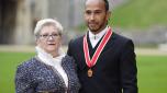 Carmen Lockhart e il figlio Lewis Hamilton lo scorso dicembre a Windsor Getty