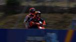 Dani Pedrosa scorta Marc Marquez ai box nelle FP2 del GP Spagna di MotoGP a Jerez