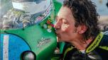 Francesco Curinga bacia la sua Paton S1-R dopo il trionfo nel Junior Manx GP