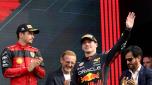 Max Verstappen (a destra) con Leclerc sul podio. AFP