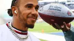 Lewis Hamilton col pallone personalizzato