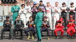 L'omaggio dei colleghi piloti a Sebastian Vettel prima del GP nella foto ufficiale del 2022.