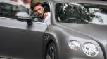 Giroud a bordo della sua Bentley (foto da YouTube)
