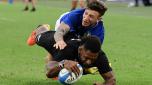 Italy's full-back Matteo Minozzi (TOP) tackles New Zealand's right wing Sevu Reece as he scores a try during the autumn international rugby union Test match between Italy and New Zealand at Stadio Olimpico in Rome on November 6, 2021. (Photo by Filippo MONTEFORTE / AFP)