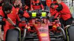 I meccanici intorno alla Ferrari di Charles Leclerc. AFP