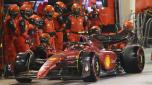 Carlos Sainz al pit stop in Bahrain. AP