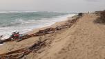 Le ricerche dei dispersi del naufragio del barcone carico di migranti sulla spiaggia di Steccato di Cutro, 27 febbraio 2023.  ANSA/ ALESSANDRO SGHERRI