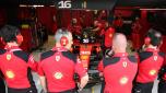 Meccanici al lavoro ai box Ferrari. EPA