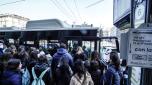 Le fermate di Torino piene di persone che attendono i pullman nella giornata dello sciopero trasporto pubblico locale, venerdì 17 febbraio 2023 ANSA/JESSICA PASQUALON