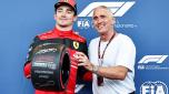 Charles Leclerc con Mick Doohan dopo la pole 2022 a Baku. AFP