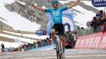 TOPSHOT - EOLO-Kometa's Italian rider Davide Bais celebrates as he crosses the finish line to win the seventh stage of the Giro d'Italia 2023 cycling race, 218 km between Capua and Gran Sasso d'Italia, on May 12, 2023. (Photo by Luca BETTINI / AFP)