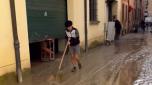 Tsunoda pulisce le strade di Faenza (Twitter F1)
