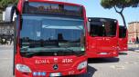 ''Oggi consegniamo alla città i primi 10 bus ibridi, che diventeranno 118 entro luglio. Si tratta di mezzi moderni, più ecologici, più sicuri, più confortevoli per passeggeri e autisti. Al lavoro per rendere la flotta ATAC più giovane, moderna e green'', scrive il sindaco di Roma Roberto Gualtieri sul suo profilo Twitter, 16 giugno 2023. TWITTER ROBERTO GUALTIERI +++ATTENZIONE LA FOTO NON PUO' ESSERE PUBBLICATA O RIPRODOTTA SENZA L'AUTORIZZAZIONE DELLA FONTE DI ORIGINE CUI SI RINVIA+++