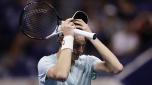 Jannik Sinner, of Italy, reacts during a fourth round match against Alexander Zverev, of Germany, of the U.S. Open tennis championships, Monday, Sept. 4, 2023, in New York. (AP Photo/Adam Hunger)