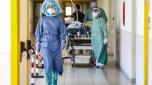 In una foto d'archivio, operatori sanitari indossano tute protettive all' ospedale di Tor Vergata  durante la seconda ondata della pandemia di Covid-19, 5 agosto 2022.  ANSA/GIUSEPPE LAMI