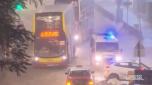 (LaPresse) Sono le piogge più forti da 140 anni, precisamente dal 1884, quelle che si sono abbattute su Hong Kong allagando strade e alcune stazioni della metropolitana, portando allo stop dei trasporti e costringendo le scuole alla chiusura; anche la Borsa di Hong Kong è rimasta chiusa. L'Osservatorio meteorologico ha riportato un nuovo record di precipitazioni: nell'ex colonia britannica sono caduti 158,1 millimetri di pioggia in un'ora. Le alluvioni hanno colpito sia Hong Kong che la parte meridionale della Cina.