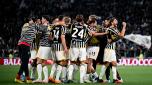 TURIN, ITALY - OCTOBER 28: Juventus players celebrate the victory after the Serie A TIM match between Juventus and Hellas Verona FC at Allianz Stadium on October 28, 2023 in Turin, Italy. (Photo by Daniele Badolato - Juventus FC/Juventus FC via Getty Images)