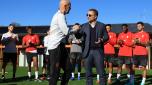 CAIRATE, ITALY - OCTOBER 27: Stefano Pioli Head coach of AC Milan receives an award from Giorgio Furlani Ceo of AC Milan for his 200 benches with AC Milan prior to an AC Milan training Session at Milanello on October 27, 2023 in Cairate, Italy. (Photo by Giuseppe Cottini/AC Milan via Getty Images)