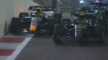 Max Verstappen supera nell'uscita della corsia box i due piloti Mercedes