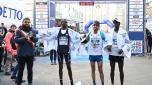 Dopo 20 anni l'Italia torna a vincere la Firenze Marathon, sul gradino più alto del podio della 39/a edizione il tricolore nazionale sventola grazie all'azzurro Said El Otmani con un tempo di 2h12'39". Dietro all'atleta dell'Esercito Italiano, piazza d'onore in 2h13'50" per il keniano Edward Kipleting; mentre completa il podio l'altro keniano Hillry Biwott Chemweno in 2h15'05". ANSA/ COMUNE FIRENZE ++HO - NO SALES EDITORIAL USE ONLY++