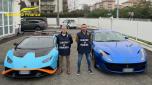 Frode del bonus edilizia per comprare Ferrari e Lamborghini: scatta il sequestro. Gli indagati sono due: un 49enne di Legnano (Milano) e un 48enne residente a Uboldo (Varese). I Finanzieri del Comando Provinciale di Varese e Milano hanno eseguito un decreto di sequestro emesso dal gip di Busto Arsizio, al termine di un'indagine che ha interessato un sistema di frodi nell'ambito del "bonus facciate". In particolare, l'attività ha riguardato crediti indebitamente generati da una società edile e dal suo rappresentante legale con il sistema della sovrafatturazione per due milioni di euro. Gli investigatori hanno sequestrato 15 auto d'epoca e di lusso (Ducati, Honda, Vyrus e altre), 10.000 euro di quote della società e un orologio Rolex Yachtmaster in oro, trovato in una perquisizione, dal valore di circa 30.000 euro. Alla società sono state sequestrate diverse auto di lusso: Lamborghini Huracan STO, Ferrari 812 Superfast, Ferrari 488, Ferrari FF, Ferrari F8 e una da pista chiamata Radical, usate sia dal rappresentante legale per fini personali sia per un business che gli indagati stavano ideando nel noleggio delle auto in cui versare il provento della frode. ANSA/Guarda di Finanza ANSA PROVIDES ACCESS TO THIS HANDOUT PHOTO TO BE USED SOLELY TO ILLUSTRATE NEWS REPORTING OR COMMENTARY ON THE FACTS OR EVENTS DEPICTED IN THIS IMAGE; NO ARCHIVING; NO LICENSING NPK