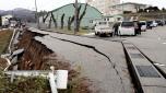 TOPSHOT - People stand next to large cracks in the pavement after evacuating into a street in the city of Wajima, Ishikawa prefecture on January 1, 2024, after a major 7.5 magnitude earthquake struck the Noto region in Ishikawa prefecture in the afternoon. Tsunami waves over a metre high hit central Japan on January 1 after a series of powerful earthquakes that damaged homes, closed highways and prompted authorities to urge people to run to higher ground. (Photo by Yusuke FUKUHARA / Yomiuri Shimbun / AFP) / Japan OUT / NO ARCHIVES - MANDATORY CREDIT: Yomiuri Shimbun