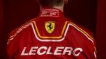 Un dettaglio della tuta Ferrari 2024 di Charles Leclerc
