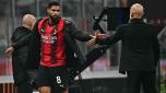 AC Milan's English midfielder #08 Ruben Loftus-Cheek shakes hand with AC Milan's Italian coach Stefano Pioli as he leaves the pitch during the UEFA Europa League Last 16 first leg between AC Milan and Rennes at the San Siro Stadium in Milan. (Photo by GABRIEL BOUYS / AFP)