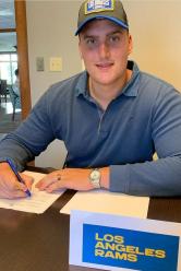 Max Pircher firma il suo contratto con i Los Angeles Rams