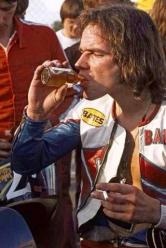 Spesso fuori dagli schemi Barry prima o dopo  la gara era sempre pronto ad accendere la  sua sigaretta o a bere un po’ di whiky inglese