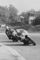Tarquinio Provini (Morini) e Jim Redman (Honda) in lotta a Monza nel 1963