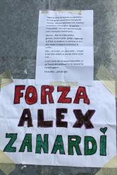 Tante manifestazioni di affetto per Zanardi fuori dall'ospedale di Siena