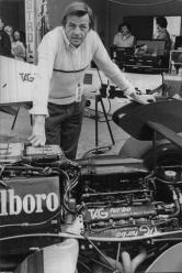 Hans Mezger (1930-2020) posa col 6 cilindri da 1,5 litri montato sulla McLaren