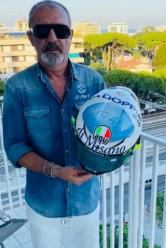 Aldro Drudi, 62 anni, con il casco usato da Valentino Rossi domenica scorsa a Misano