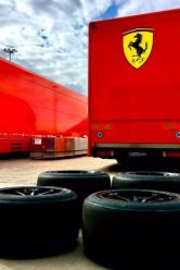 Un tir della Ferrari e i nuovi Pirelli 2021 a Jerez. TWITTER