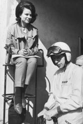 Surtees con la moglie Pat nei box prima della gara. Ansa