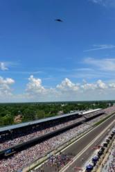 Un esemplare di B-2 sorvola la griglia di partenza di della Indy 500: era il 2018
