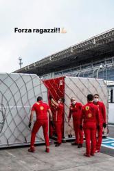 La storia Instagram di Carlos Sainz dedicata ai suoi meccanici della Ferrari